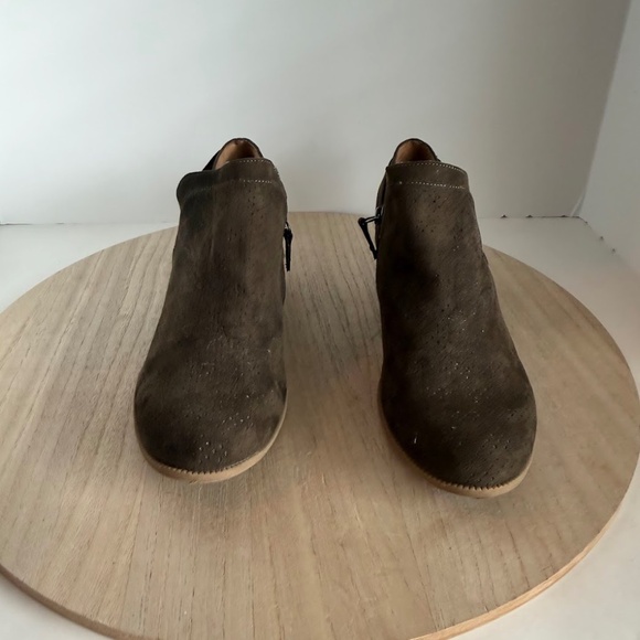 Dr. Scholl's Women's Brown Suede Perforated Ankle Booties Size 9.5 - Picture 2 of 7